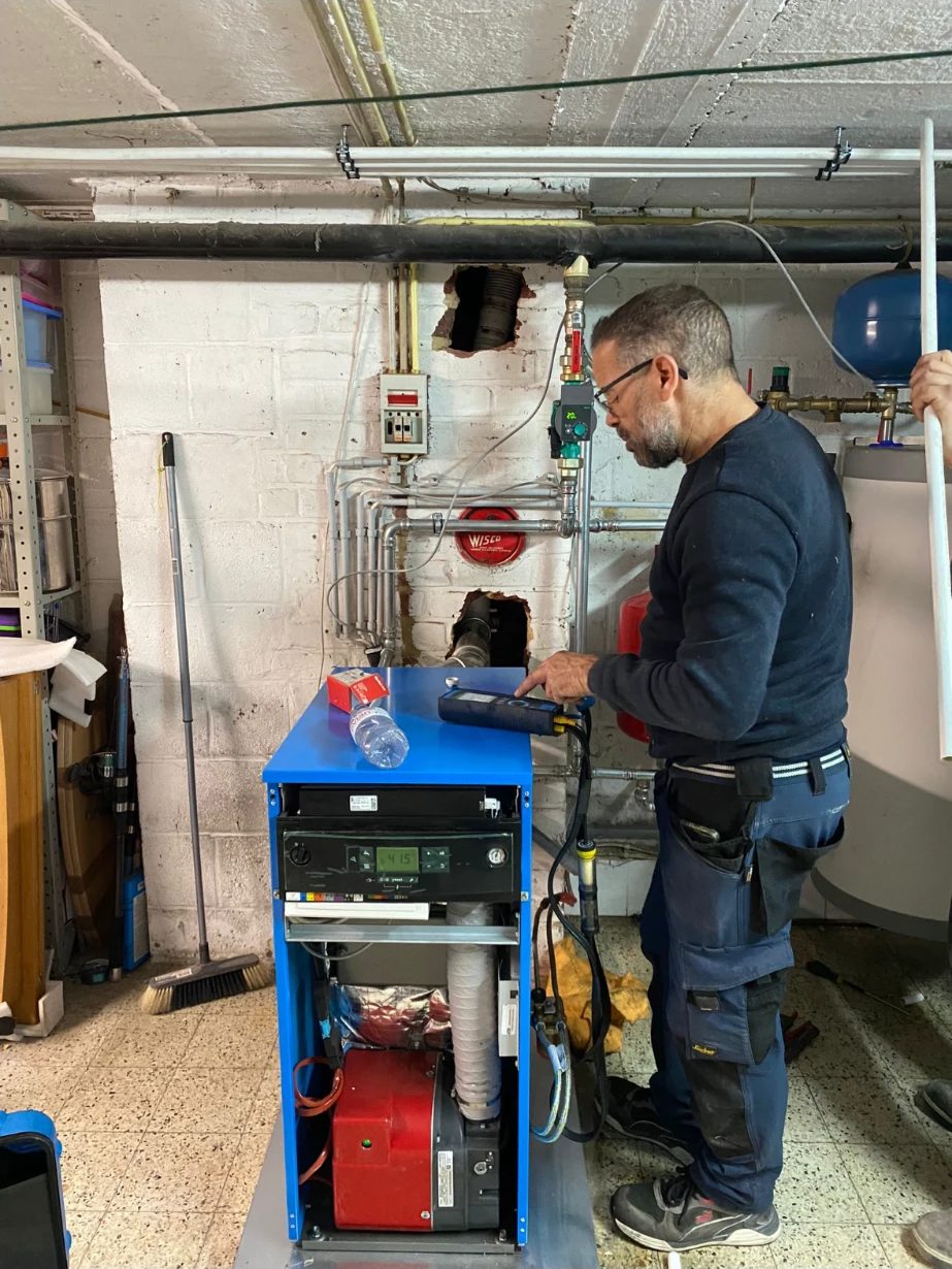 Technicien CGP mesurant la combustion d’une chaudière au mazout avec un analyseur