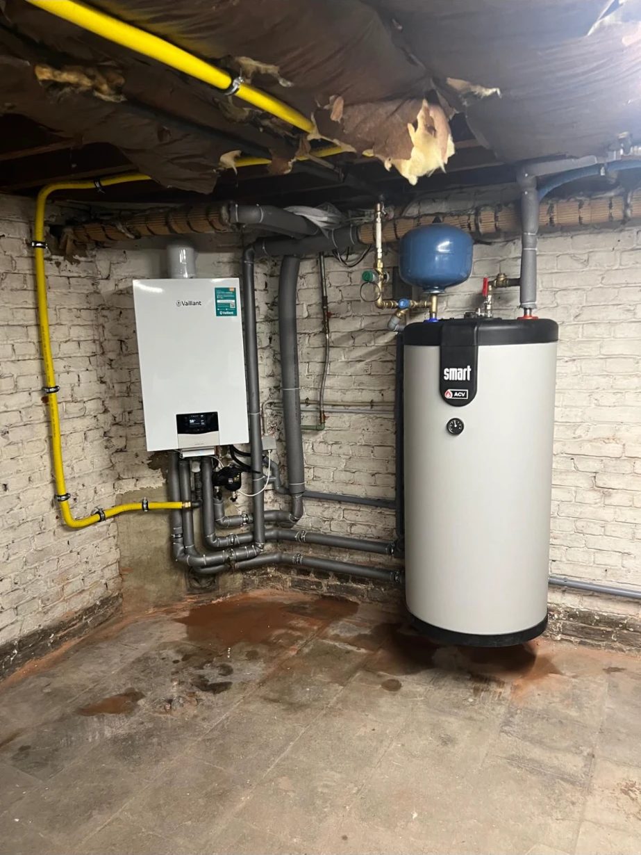 Chaudière murale Vaillant et ballon ACV Smart installés dans une cave